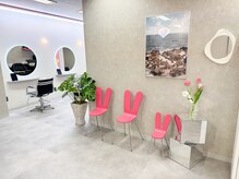 ヘルツ(Hz)の雰囲気（グレーを基調とし、ピンクがアクセントの店内▼）
