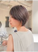サイドバングがかわいい丸みグレージュマッシュショート