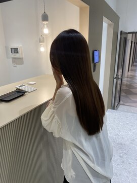 シュヴーブリヤン(cheveux brillants) 『美髪縮毛矯正』でナチュラルな上品清楚ストレートロングヘア