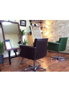 オシャレなインテリアと、落ち着いた雰囲気の《Curious》であなたの理想のスタイルに大変身◎