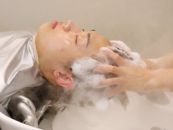 シミズヘアー(SHIMIZUHAIR)の写真/【女性専用ブースも有り!】綺麗な髪は健康な頭皮から-頭皮のコリと共に日々の疲れも癒してくれる至福の時間