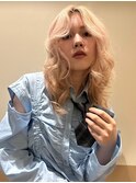 外国人風カラー　抜きっぱなしブロンドヘア　センターパート