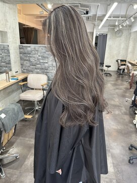 エピ(epi) ロングヘアが映えるハイライト