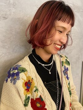 マルケ ドゥ マッシュ(MaruQuee de mashu) ぱっつんバング×ピンクレッドカラー