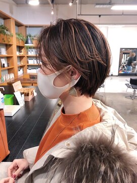 クエント(cuento) 丸みショートカット＋イヤリングカラー