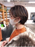 丸みショートカット+イヤリングカラー