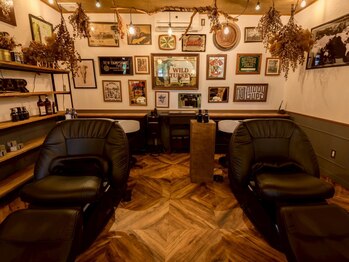 ロッツ(Rotts)の写真/広々とした空間で、アンティーク調のインテリアに囲まれた贅沢なサロン体験をぜひ。