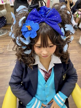 ヘアセットアップス(UP's) 卒業式は『ド派手に可愛く♪スジ盛りツインテール』飾りたくさん