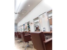 エモーション emotion hairの雰囲気（木のぬくもりと白を基調とした落ち着きのある店内）