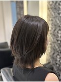 ミディアムレイヤー　外ハネスタイル