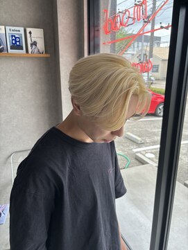 ムード カナザワ(mood kanazawa) 刈り上げセンターパート　ブリーチ抜きっぱなし