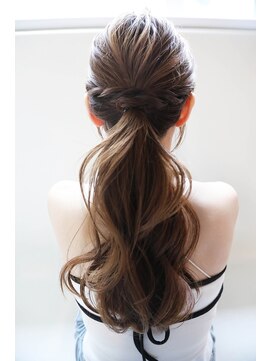 低めロングポニーテール×ゆる巻き