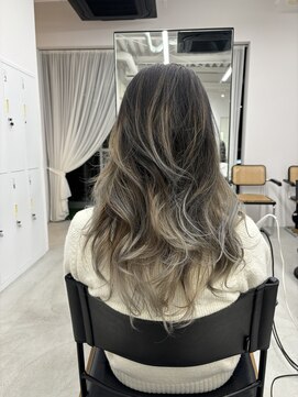 テラス トヨタ(Telasu Toyota) バレイヤージュカラーでホワイトベージュとダークグレージュに◎