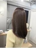 セミロングのツヤ感ブラウン × 大人っぽさを引き出すカット