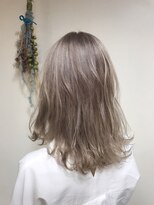 ホワイト(WHITE)&nbsp;ミルクティーカラー×ボブディ×WHITE草柳