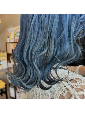 アチーブリス(achieve Liss) #ブリーチブルーカラーニュアンスカラーゆるふわウェーブヘア