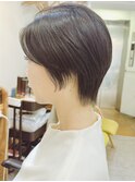 大人可愛さ引き立つ前髪ありひし形ショート