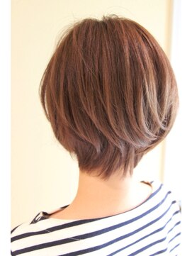 レウナ 外苑前(Reuna) 30代40代50代大人可愛いひし形ショートボブ　小顔ショート