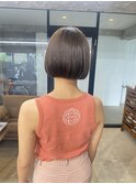 カーキベージュのミニボブ。