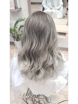 ジークス(zeax) ダブルブリーチによるミルクティーベースのアッシュ仕上げ☆