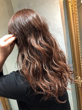 ヘアーシグネチャー(Hair Signature) ほんのり品あるピンクベージュの外国人風カラーゆる巻きカール