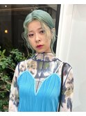 エメラルドグリーン