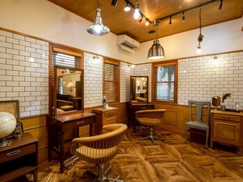 ロッツ(Rotts)の写真/駐車場完備のアットホームなサロンで、開放感のある空間を楽しみながらリラックスしたひとときを。