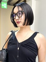 クル(k u r u)&nbsp;ぱつっとモードな黒髪ボブ