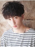 スーツ短髪ツーブロック束感モテる黒髪シークレットパーマ流行