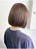 切りっぱなしショートボブハイトーンカラーミルクティーベージュ