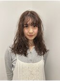 セミロングパーマ／グレージュ