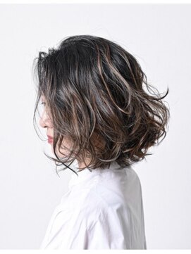 大人ベージュのラフウェーブミディ