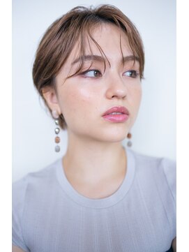 ピズム(PISM) センターパート×耳かけハンサムショート/フォギーベージュ