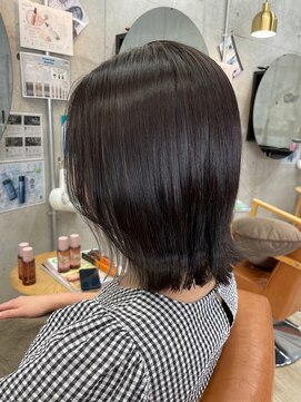 コージー(Kozy) 切りっぱなしボブ/外ハネ/インナーカラー/イヤリングカラー