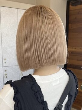 アム(am) グレージュ切りっぱなしボブ前髪ありミニボブミルクティベージュ