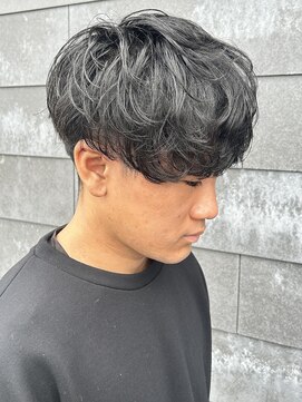 ヒュイル バイ ニアウ(Hwyl by Niau) メンズマッシュセンターパートスパイラルパーマニュアンスパーマ