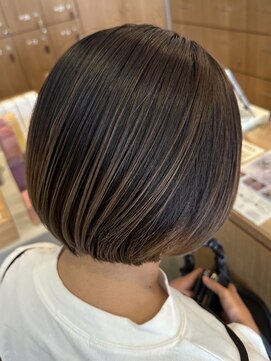 ブローチェアヴェダ ボブヘア、グラデーションカラー、ハイライトカラー、ベージュ