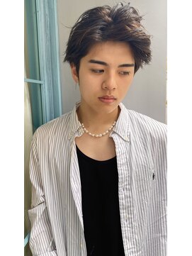 刈り上げセンターパート　フェザーパーマ　ブルーブラック