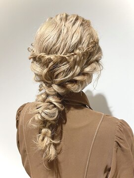 フレンズ friends バックカチューシャ風ヘアアレンジ