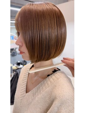 シー(The She's) 艶カラー　compact bob×beige