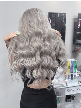 エミーバイモアムー(Emmie byMoremuu) 【埼玉ギャルの救世主】ギャルシルバー