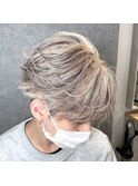ローライト/デザインカラー/ホワイトベージュ/フェザーショート
