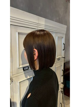 エスケープ トゥ ボナ(ESCAPE to bona.) 大人っぽさと可愛さのいいとこ取り◎切りっぱなしボブ