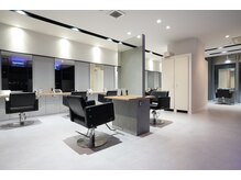 フラミューム 沼津(flammeum)の雰囲気（優雅なカウンターと間隔たっぷりのお席が13席あります♪）