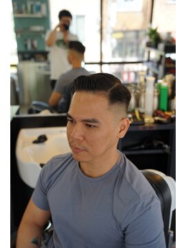 タイト スワッグ バーバーワークス(TIGHT SWAG BARBERWORKS) スキンフェード×サイドパート