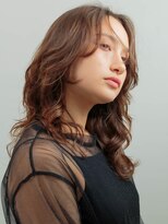 レッドネオ エビス(Redneo ebisu) レイヤーと緩やかなウェーブ センターパートで大人っぽさを演出