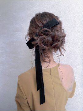 シニヨンスタイルよりも華やか♪『ミドルお団子アレンジ』