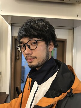 ヨナサン(Yona Saint) 雰囲気重視のツーブロックへア。