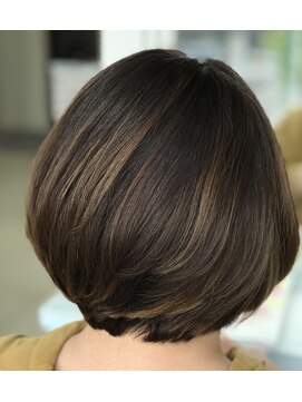 リアリズム(reaRism) 白髪活かしベージュカラーボブ