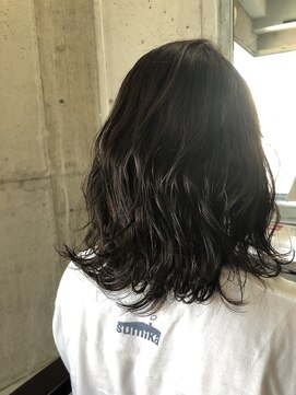 リル 豊中(LiL') セミロング × 外ハネ ウェーブ